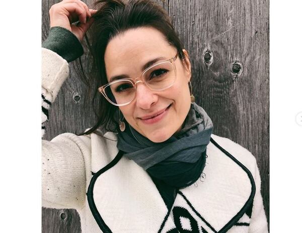 La comédienne Julie Deslauriers va être maman et dévoile son adorable baby bump!