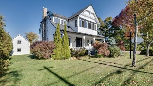 Cette maison au charme champêtre avec accès au fleuve est à vendre pour 649 000$