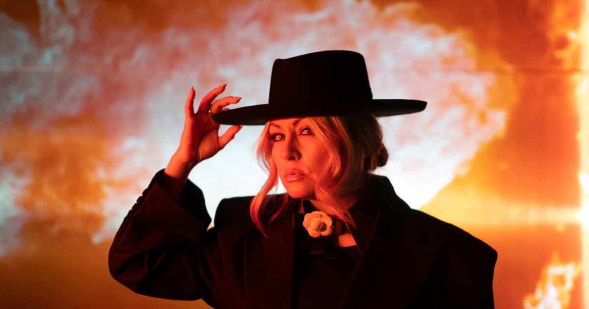 Mitsu Singer Plus de 20 ans après son dernier album, Mitsou lance une nouvelle chanson!