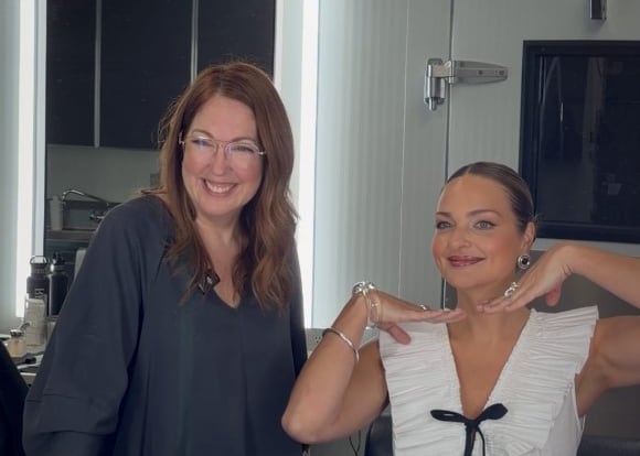 Audrey de Survivor essaie un look pour les lèvres digne d’une pop star