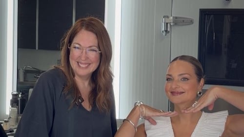 Audrey de Survivor essaie un look pour les lèvres digne d’une pop star