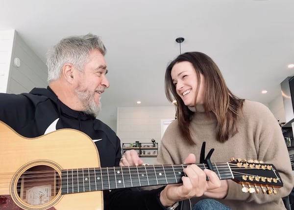 Andrée Watters rejoint Sylvain Cossette pour une prestation improvisée, voyez la vidéo