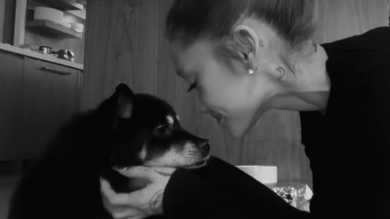 Ariana Grande annonce la mort de sa chienne Coco à 17 ans