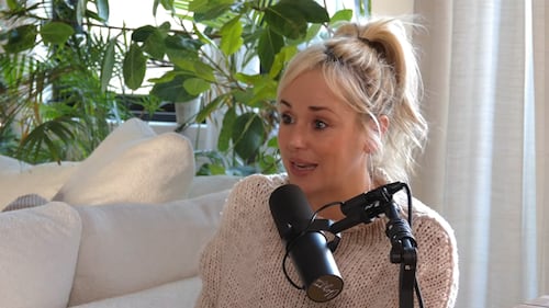 Les yeux brillants, Mariloup Wolfe reçoit son père en entrevue