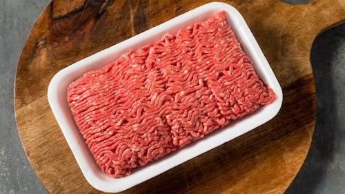 Morceaux de métal et plastique dans la viande hachée: un important rappel est en cours