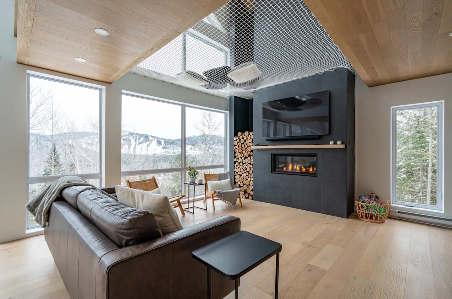 Ce chalet comprend un filet suspendu pour relaxer dans les airs