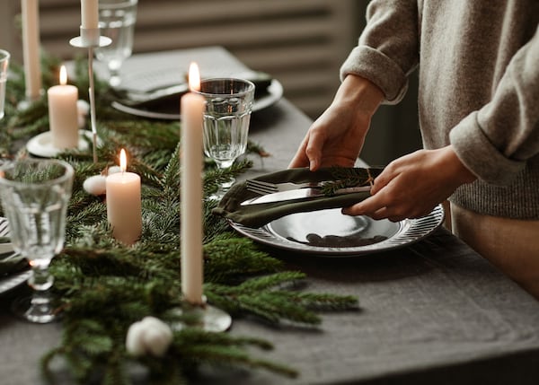 Dresser une table parfaite pour Noël: les règles de base à suivre