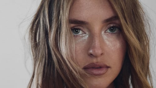 Sur TikTok, les fans d’Alicia Moffet pleurent leur peine d’amour sur sa nouvelle chanson