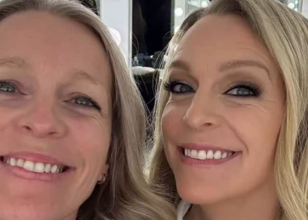 Voyez les souhaits de fête de Suzie Villeneuve pour sa soeur Annie