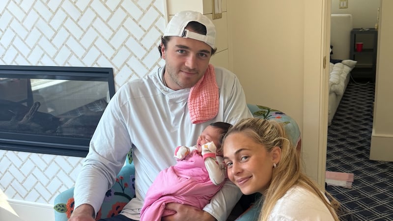 En photos, Noah Dobson et sa famille soulignent les 3 semaines de bébé Véronika