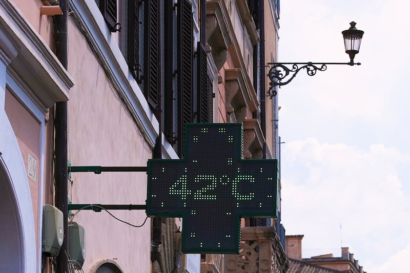 Le thermomètre d’une pharmacie affiche une température de 42 degrés Celsius (107 degrés Fahrenheit) pendant une vague de chaleur, à Rome, le mardi 23 juin 2026.