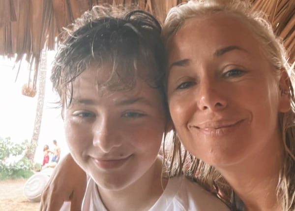 Mariloup Wolfe illumine cette plage de sable blanc avec son look bikini et chapeau de paille