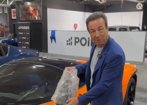 Luc Poirier déballe une nouvelle Ferrari pour ses fans: «la plus belle de ma collection»
