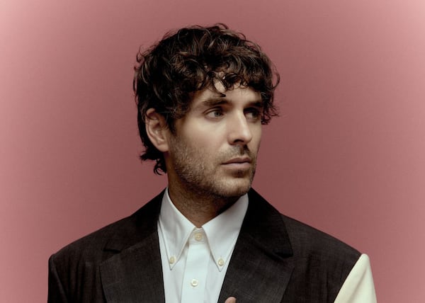 Ce comédien chouchou a co-écrit la nouvelle chanson d’Alex Nevsky