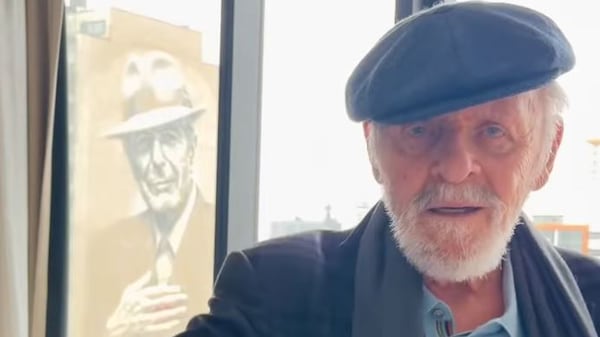 Anthony Hopkins rend hommage à Leonard Cohen de façon coquine lors de son passage à Montréal