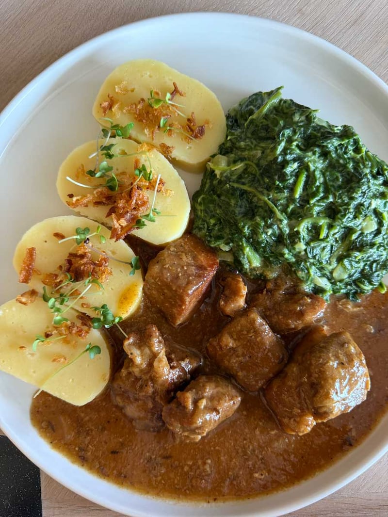 Plat de dumplings et porc en sauce