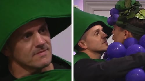 Déguisés en fruits, Patrice Bélanger et Danick Martineau échangent un baiser