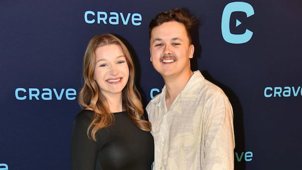Danick Martineau pose tout sourire aux côtés de sa blonde enceinte