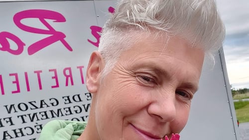 Sylvie de L’amour est dans le pré et son amoureuse accueillent un nouveau chiot