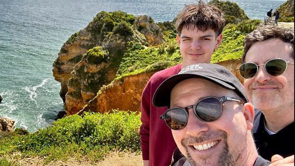 Jean-Philippe Dion partage de magnifiques photos de son voyage au Portugal avec son chum et leur fils