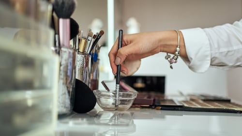 À quelle fréquence faut-il nettoyer nos pinceaux à maquillage et comment faire?