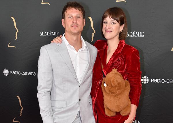 Anne-Élisabeth Bossé attire tous les regards sur le tapis rouge avec ce sac surprenant