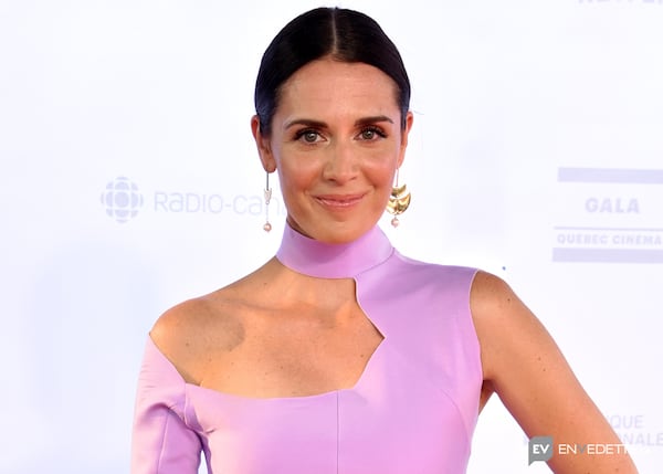 Mélissa Désormeaux-Poulin est renversante en tailleur crème transparent