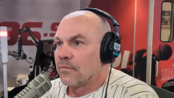 En ondes, Maxim Martin annonce qu’il quitte l’animation de son émission de radio