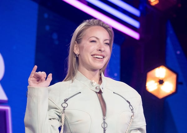 Marie-Mai épate avec un ensemble de cuir ultra luxueux