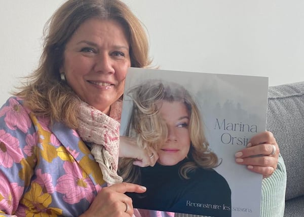 Marina Orsini découvre son premier vinyle, voyez sa réaction
