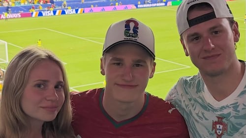 Ivan Demidov et sa conjointe s’éclatent au match de la FIFA avec un autre joueur du CH