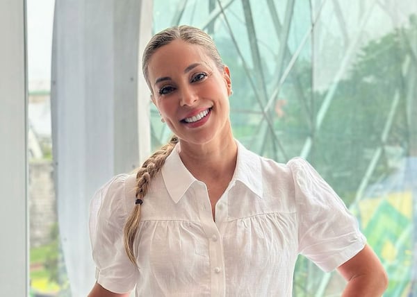Anick Dumontet brille dans une jolie robe fleurie à épaules dénudées