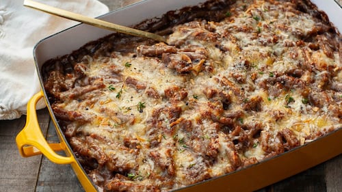 Casserole de pâtes façon soupe à l'oignon gratinée