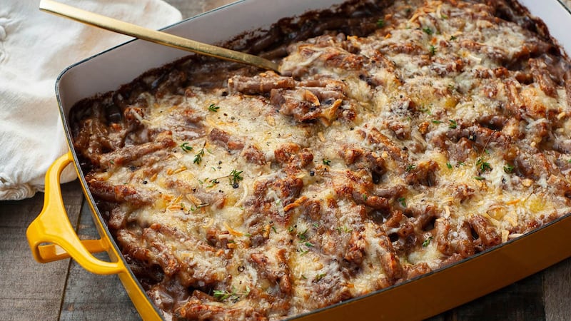 Casserole de pâtes façon soupe à l'oignon gratinée