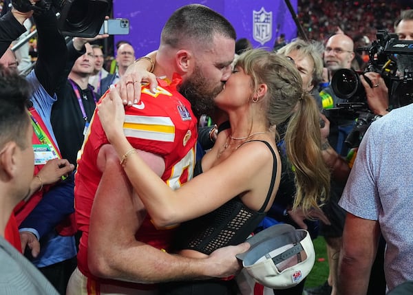 Taylor Swift dévoilera des moments inédits avec son fiancé Travis Kelce