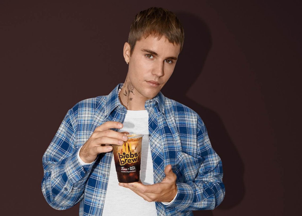 Voici Biebs Brew! La prochaine collaboration très attendue entre Justin Bieber et Tim Hortons : un café infusé à froid aromatisé à la vanille française (Groupe CNW/Tim Hortons)