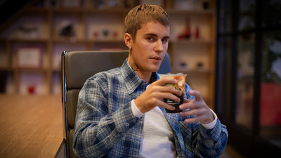 Voici Biebs Brew! La prochaine collaboration très attendue entre Justin Bieber et Tim Hortons : un café infusé à froid aromatisé à la vanille française (Groupe CNW/Tim Hortons)