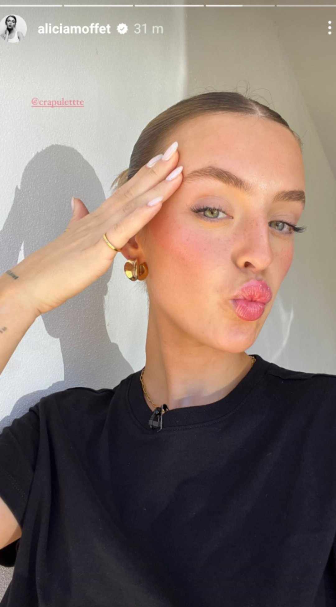 Alicia Moffet adopte la tendance maquillage de l'heure et voici comment