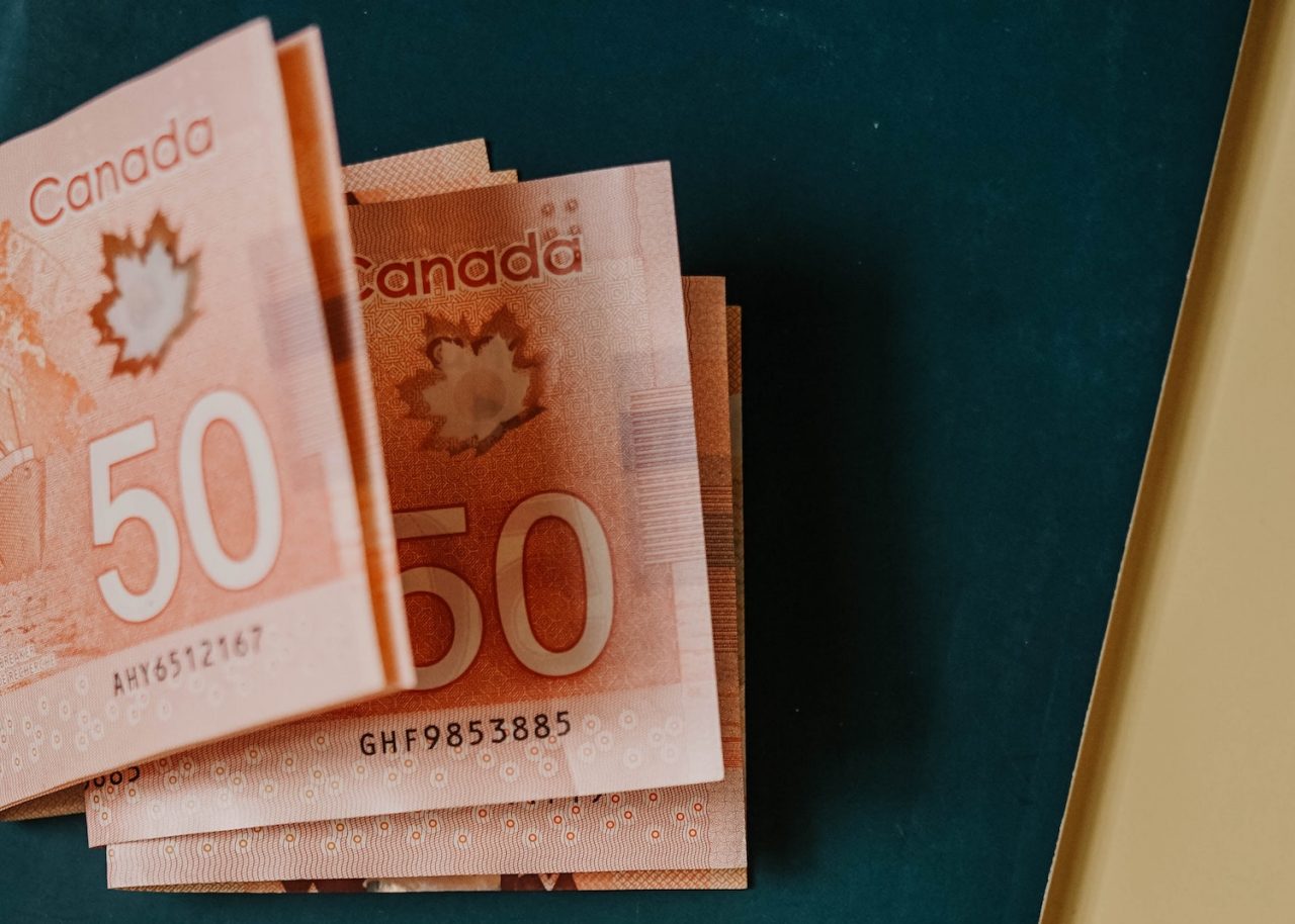 Billets de 50$ canadiens sur fond noir
