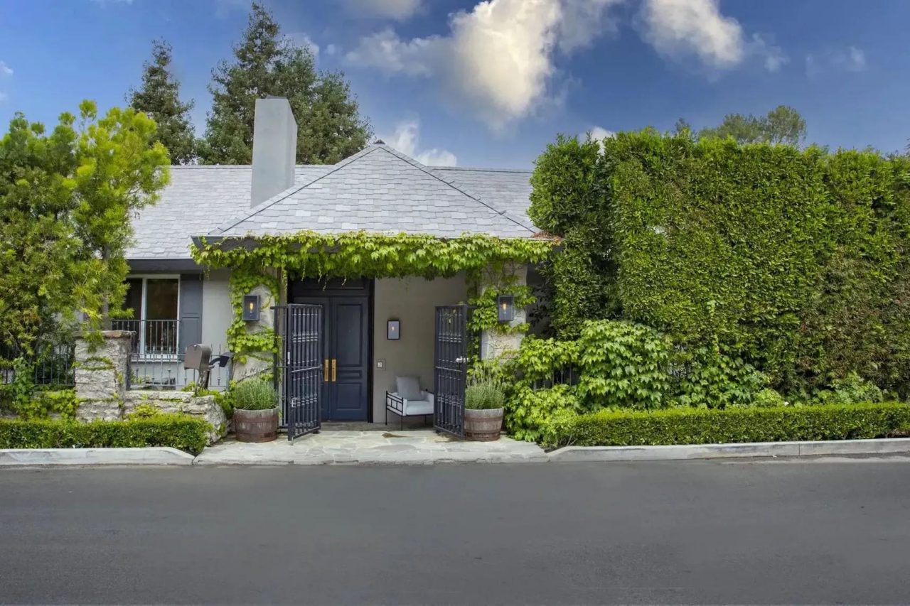 Adele has put Nicole Richie’s former Beverly Hills home up for sale for $ 12 million. The chart-topping singer snapped up the home from good friend Nicole for  million last year. Built in 1957 but since extensively renovated and expanded, the 5,515-square-foot residence includes three bedrooms, three full bathrooms and one powder room, plus a large bonus room/playroom that could easily be a fourth bedroom. The house is also located right next door to Adele’s former main residence. She recently moved into a $ 58 Mediterranean villa-style mansion in Los Angeles which was previously owned by Sylvester Stallone. Located on a high-hedged corner lot within the 24/7 guarded Hidden Valley Estates community, the property sports a host of celebrity neighbours that include Jennifer Lawrence, Zoe Saldana, Nicole Kidman and Penelope Cruz. The home’s interiors include a main level with a library, family room and combo dining/living room. All those spaces are outfitted with their own fireplaces, and all open directly to the lush back garden. The gourmet kitchen features a marble backsplash and premium stainless appliances. Upstairs, the master bedroom suite is outfitted with its own fireplace, plus dual walk-in closets and a bathroom with dual sinks and a soaking tub. There’s also a laundry room, an “assistant’s office,” a gym and what the listing calls a “security room.” The back garden is decked out with high-quality AstroTurf, a vegetable garden, fruit trees, a pool/spa combo and a sports court. Adele also owns a $ 10 million mansion across the street - which is currently occupied by her ex-husband Simon Konecki. Los Angeles, CA, USA on September 2022. Photo by ABACAPRESS.COM <motCle99> Home House Maison Villa </motCle99> | 824558_001 Los Angeles Etats-Unis United States