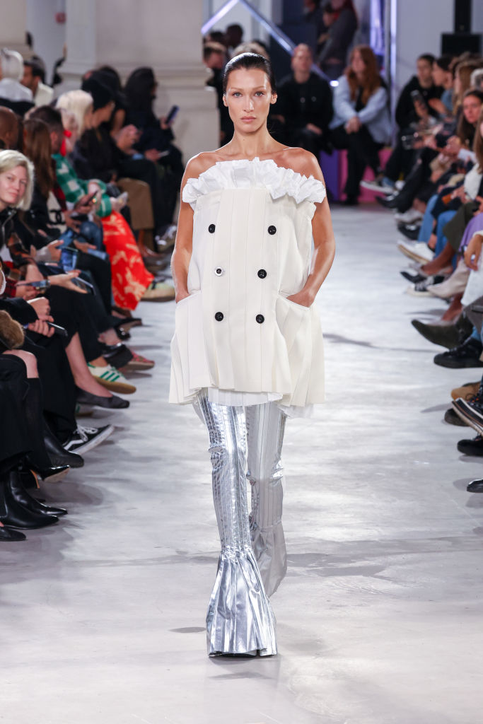 PARIS, FRANCE - OCTOBER 03: (EDITORIAL USE ONLY - For Non-Editorial use please seek approval from Fashion House) Bella Hadid walks the runway during the Sacai Womenswear Spring/Summer 2023 show as part of Paris Fashion Week on October 03, 2022 in Paris, France. (Photo by Peter White/Getty Images)