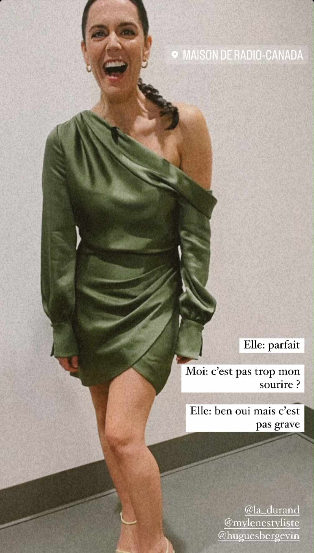 Mélissa DésormeauxPoulin séduisante en robe de satin drapée