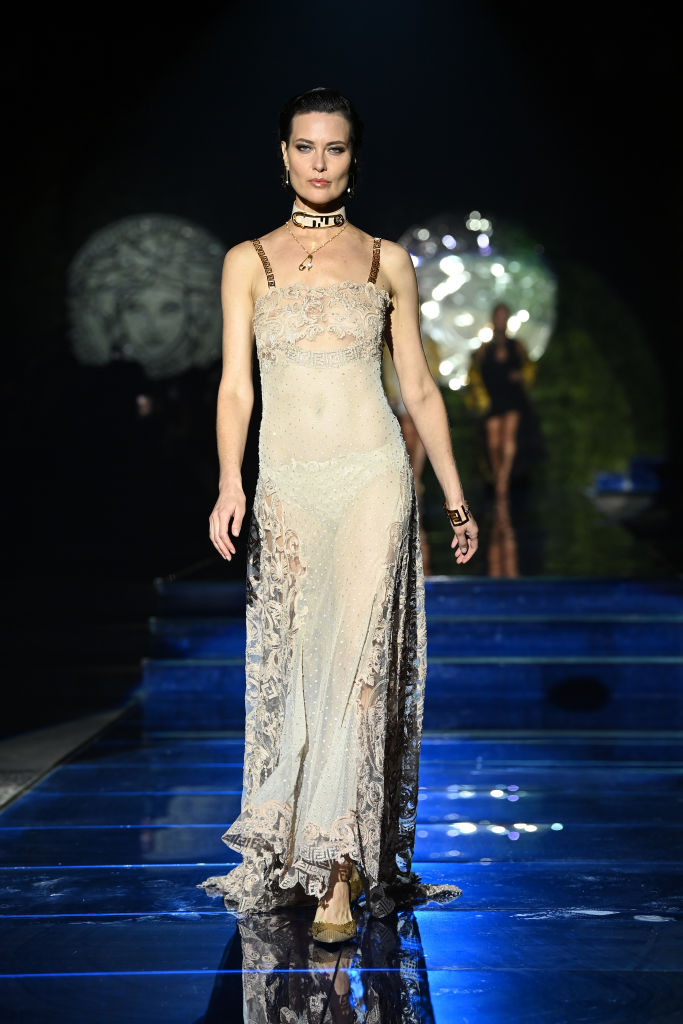 MILAN, ITALY - SEPTEMBER 26: Shalom Harlow walks the runway at the Versace special event during the Milan Fashion Week - Spring / Summer 2022 on September 26, 2021 in Milan, Italy. (Photo by Daniele Venturelli/Daniele Venturelli / Getty Images )