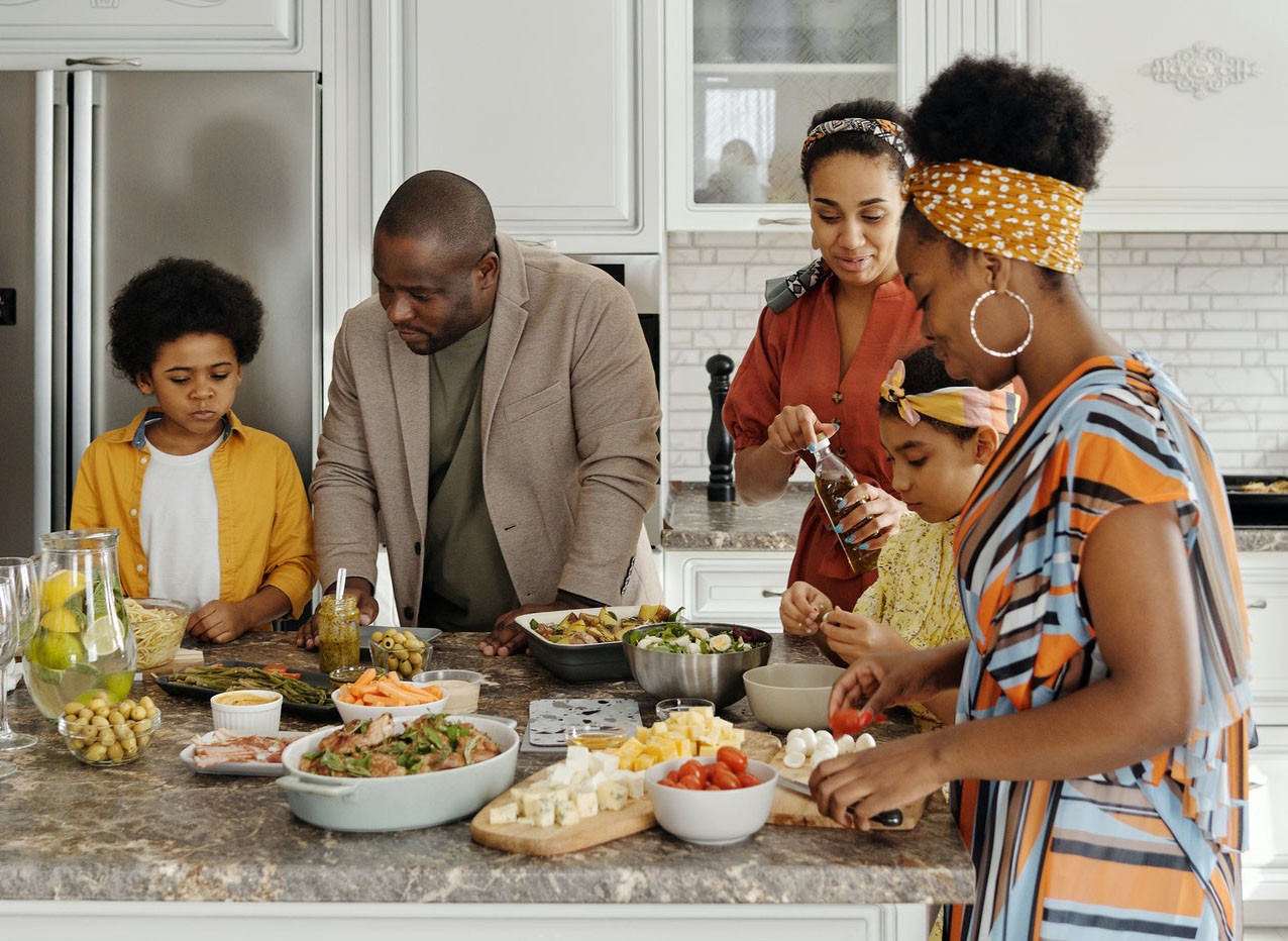 Une famille cuisine avec les enfants
