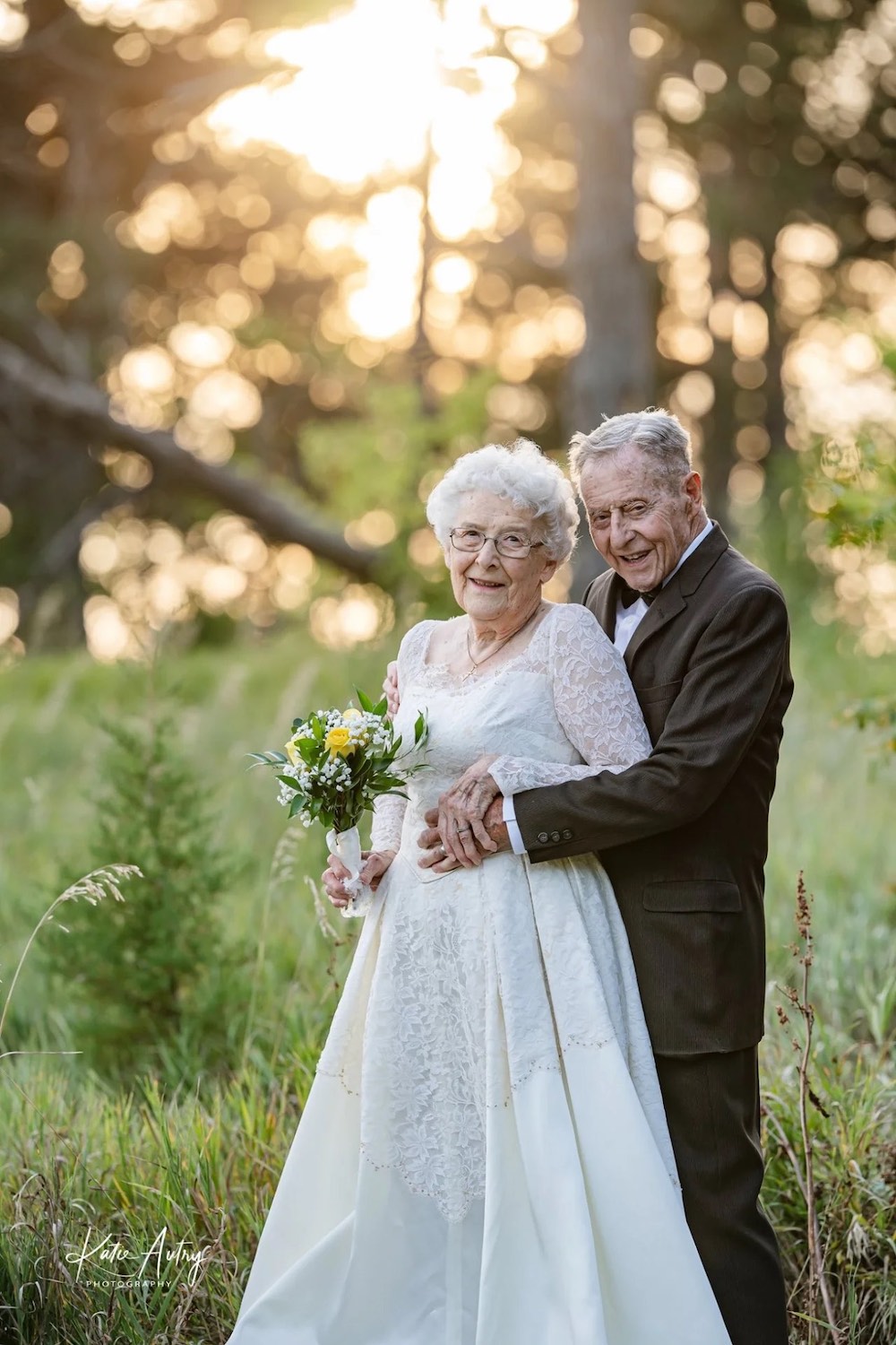 Touchant : ils soulignent leur 60e anniversaire dans leurs tenues de mariage originales
