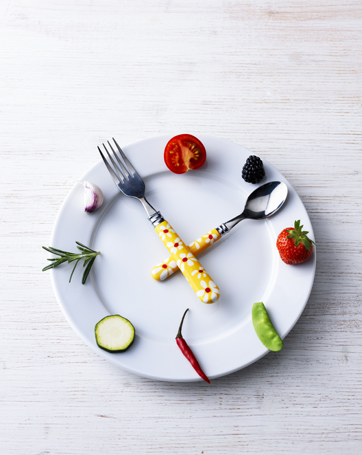Tableware and food as a clock