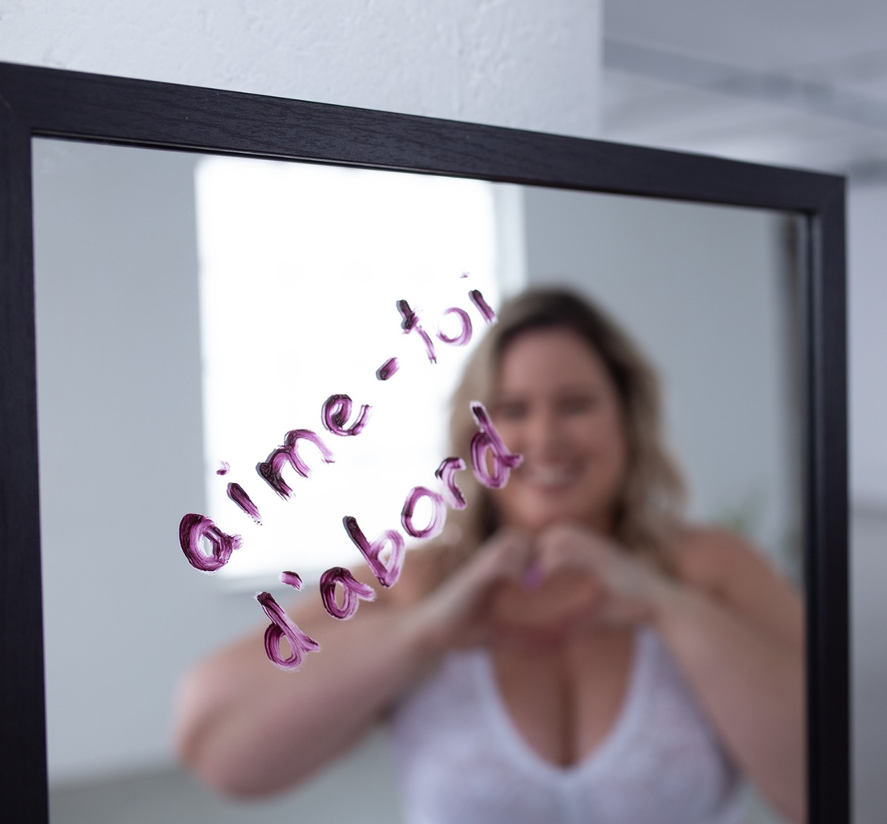 Marilyn Dunn en sous-vêtements se regarde dans un miroir 