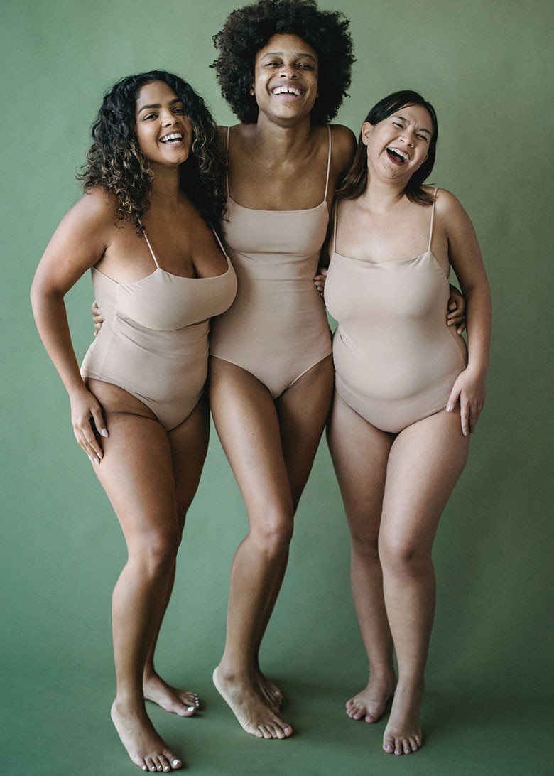 Trois femmes ayant des corps différents représentent la diversité corporelle