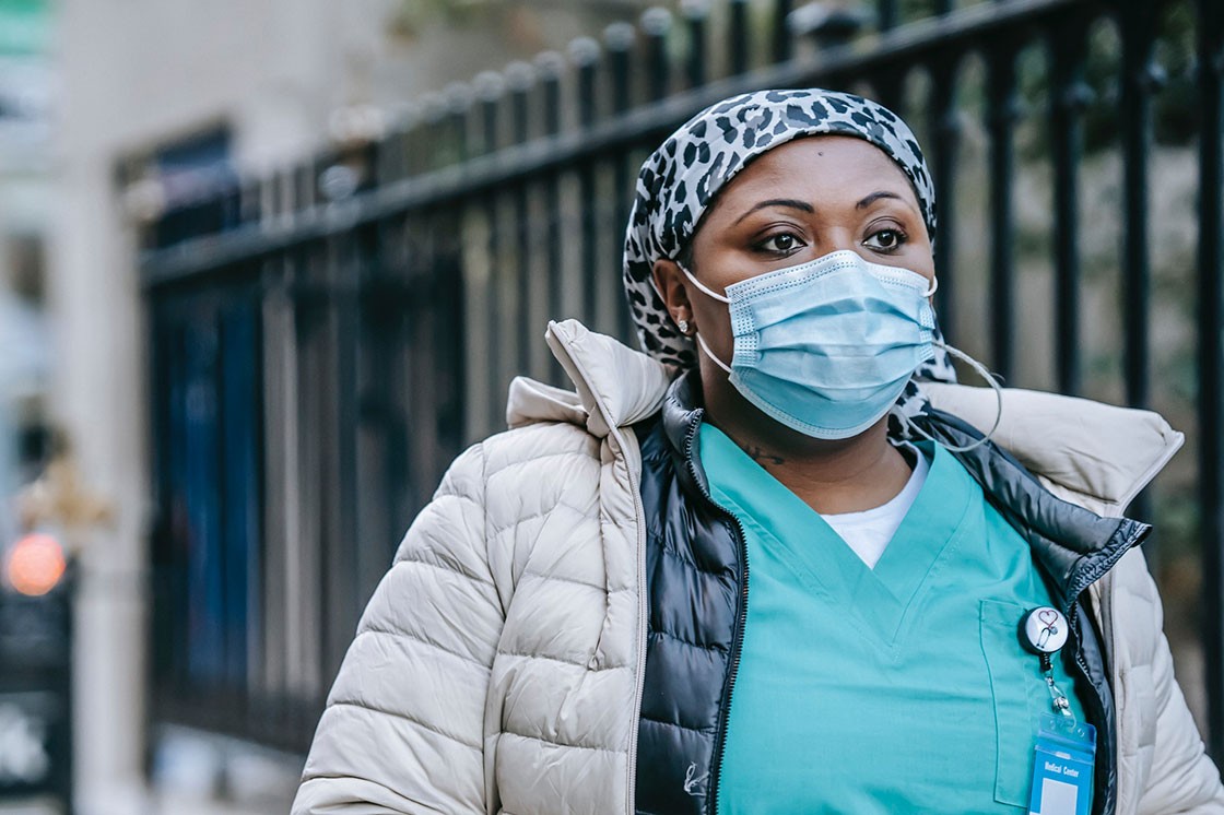 Une infirmière rentre chez elle pendant la pandémie de COVID-19