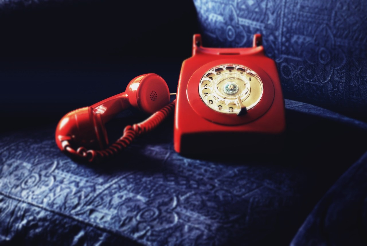 Téléphone vintage rouge à roue